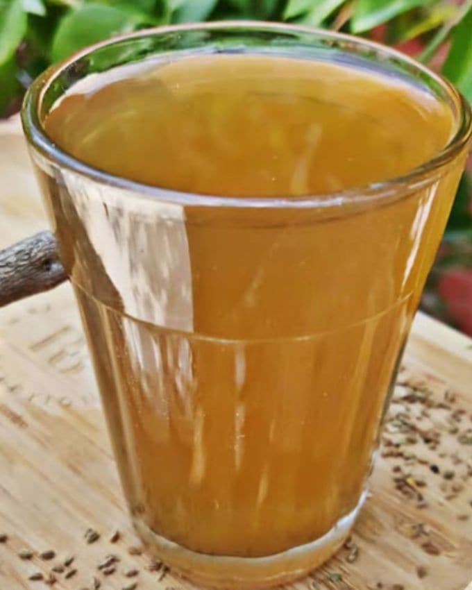 <strong>અજમો ખાવાના ફાયદા :</strong> અજમામાં બળતરા વિરોધી અને બેક્ટેરિયા વિરોધી ગુણધર્મો હોય છે, જે શરદી અને ખાંસીથી રાહત આપવામાં મદદ કરે છે. તે ગળાના દુખાવામાં રાહત આપે છે અને લાળને છૂટી કરવામાં મદદ કરે છે. અજમામાં ફાઇબર હોય છે, જે તમને લાંબા સમય સુધી પેટ ભરેલું અનુભવ કરાવે છે અને વજન ઘટાડવામાં મદદ કરે છે. તે ચયાપચયને પણ વધારે છે, જે કેલરી બર્ન કરવામાં મદદ કરે છે.