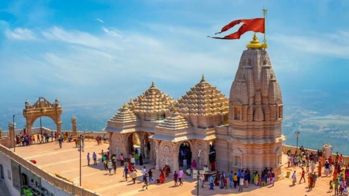 કાળીમાતાનું મંદિર, પાવાગઢ: કાળી માતાનું મંદિર એ ભારતના ગુજરાત રાજ્યમાં પાવાગઢ પર્વત પર આવેલું એક હિન્દુ મંદિર છે. આ મંદિર હિન્દુ દેવી કાલીને સમર્પિત છે, જેને હિન્દુ દેવી શક્તિનું સ્વરૂપ માનવામાં આવે છે. (photo-Gujarat tourisum)