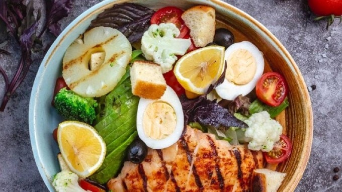 આ કાર્બોહાઇડ્રેટ્સને બદલે શરીર માટે વૈકલ્પિક બળતણ સ્ત્રોત છે. સમય જતાં તમારું વજન ઘટી શકે છે અને કેટલાક અભ્યાસો દર્શાવે છે કે સહભાગીઓએ 8 થી 26 અઠવાડિયા પછી તેમના પ્રારંભિક શરીરના વજનના ઓછામાં ઓછા 5% ઘટાડ્યા છે. (તસવીર: Freepik)