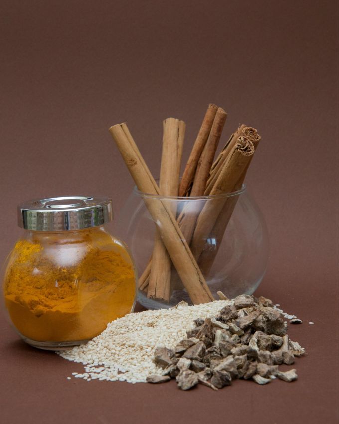 <strong>તજ અને મધનો ઉપયોગ </strong>: વાળ માટે તજનો ઉપયોગ કરવા માટે, તમે તજ અને મધની પેસ્ટ બનાવી શકો છો. આ માટે, બે ચમચી તજ પાવડરને ત્રણ ચમચી મધમાં ભેળવીને પેસ્ટ બનાવો. હવે આ પેસ્ટને તમારા માથા પર લગાવો અને ત્રીસ મિનિટ માટે રહેવા દો. આ પછી, તમારા વાળને ઠંડા પાણીથી સારી રીતે ધોઈ લો.