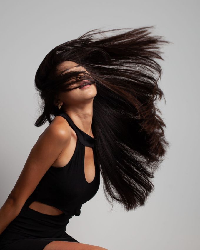 શું તમે જાણો છો કે મસાલા તરીકે વપરાતું તજ (cinnamon) તમારા વાળ માટે પણ ફાયદાકારક હોઈ શકે છે? હા, તજમાં એન્ટીઑકિસડન્ટ અને બળતરા વિરોધી ગુણધર્મો જેવા ઘણા ફાયદાકારક તત્વો હોય છે જે તમારા વાળના વિકાસને પ્રોત્સાહન આપે છે. 