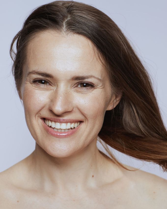 <strong>તજ અને નાળિયેર તેલ </strong>: તજ અને નાળિયેર તેલનો એકસાથે ઉપયોગ વાળ માટે ખૂબ જ ફાયદાકારક છે. તેનો ઉપયોગ કરવા માટે, એક ચમચી તજ પાવડર બે ચમચી નારિયેળ તેલમાં ભેળવીને તમારા માથાની ચામડી પર હળવા હાથે માલિશ કરો. પછી વીસ મિનિટ પછી ઠંડા પાણીથી ધોઈ લો. આ તમારા વાળને મજબૂત અને ચમકદાર બનાવવામાં મદદ કરશે.