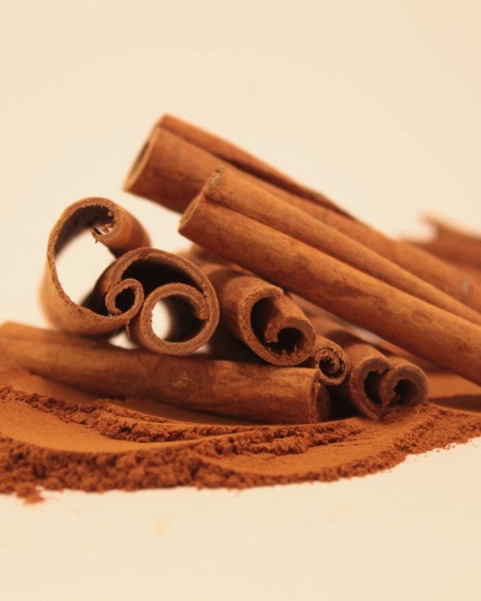 તજનો ઉપયોગ  વાળ ખરવા, ખોડો, નિર્જીવ વાળ વગેરે સમસ્યાઓથી છુટકારો મેળવવામાં પણ મદદ કરે છે. અહીં તમારા હેરકેર રૂટિનમાં તજનો સમાવેશ કરીને તમે તમારા વાળને કેવી રીતે સ્વસ્થ અને લાંબા બનાવી શકો છો તે વિશે જણાવ્યું છે, 