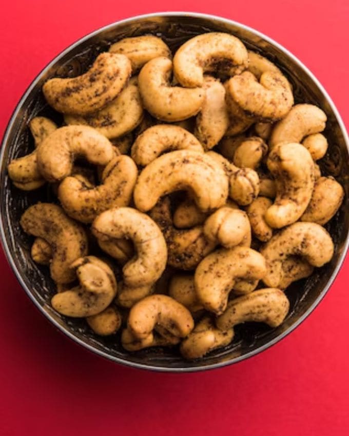 કાજુ (Cashews) સ્વાસ્થ્ય માટે ખૂબ જ ફાયદાકારક છે. તેમાં પ્રોટીન, ફાઇબર, મેગ્નેશિયમ અને ઝિંક જેવા ઘણા પોષક તત્વો જોવા મળે છે. કાજુનો ઉપયોગ ઘણી વાનગીઓ બનાવવા માટે પણ થાય છે. પરંતુ મસાલા કાજુ નાસ્તા તરીકે પણ ખૂબ જ લોકપ્રિય છે. આ શેકેલા મસાલા કાજુ માત્ર પૌષ્ટિક જ નથી પણ ખૂબ જ સ્વાદિષ્ટ પણ છે.