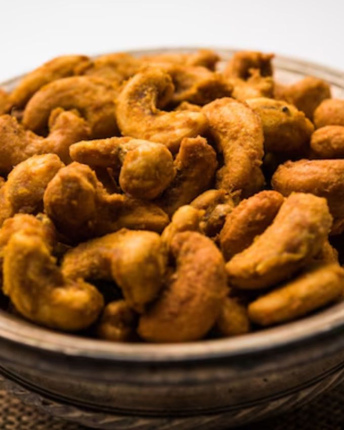 તમને બજારના કાજુ જેવા શેકેલા કાજુ બનાવવાની પદ્ધતિ જણાવવા જઈ રહ્યા છીએ, જે તમે ઘરે મિનિટોમાં તૈયાર કરી શકો છો. તેનો સ્વાદ એટલો અદ્ભુત હશે કે બાળકોથી લઈને મોટાઓ સુધી બધા તેને ખૂબ જ ઉત્સાહથી ખાશે. એટલું જ નહીં, તે દર વખતે તે બનાવવા માટે વિનંતી પણ કરશે. જો તમે ઈચ્છો તો, તમે તેને તમારા ઘરે આવનારા મહેમાનોને પણ પીરસી શકો છો. અહીં જાણો સ્વાદિષ્ટ મસાલા કાજુ (masala cashews) કેવી રીતે બનાવવું, 