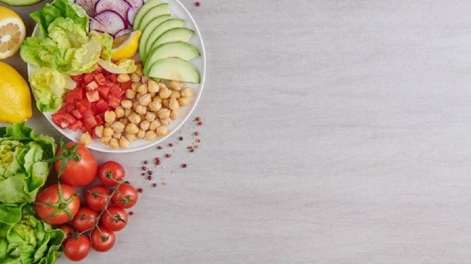 આ પદ્ધતિ ઇન્સ્યુલિન સંવેદનશીલતા સુધારે છે, લોહીમાં રહેલ ખાંડ નિયંત્રણમાં સુધારો કરે છે અને બળતરા ઘટાડે છે. ઉપવાસ ઓટોફેજી નામની સ્નાયુબદ્ધ પ્રક્રિયાને શરૂ કરે છે, જ્યાં ક્ષતિગ્રસ્ત અથવા નિષ્ક્રિય ઘટકોનું રિસાયકલ થાય છે, જે વય-સંબંધિત રોગોનું જોખમ ઘટાડે છે અને સ્નાયુઓના નવીકરણને પ્રોત્સાહન આપે છે. (તસવીર: Freepik)