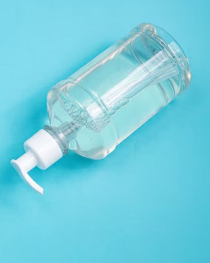 <strong>ગ્લિસરીન શું છે? </strong>: ગ્લિસરીન એ છોડ અને પ્રાણીઓમાં જોવા મળતું કુદરતી સંયોજન છે. તે પ્રવાહી સ્વરૂપમાં હોય છે. ગ્લિસરીનમાં હાઇડ્રોજન, કાર્બન અને ઓક્સિજન જેવા તત્વો હોય છે, જે તેને સલામત અને અસરકારક ત્વચા સંભાળ ઉત્પાદન બનાવે છે. ગ્લિસરીનમાં ત્વચાને ભેજયુક્ત, હાઇડ્રેટ અને નરમ બનાવવાના ગુણધર્મો છે. તે ત્વચાનો રંગ સુધારે છે, ડાઘ દૂર કરે છે અને કરચલીઓ ઘટાડવામાં પણ ફાયદાકારક છે.