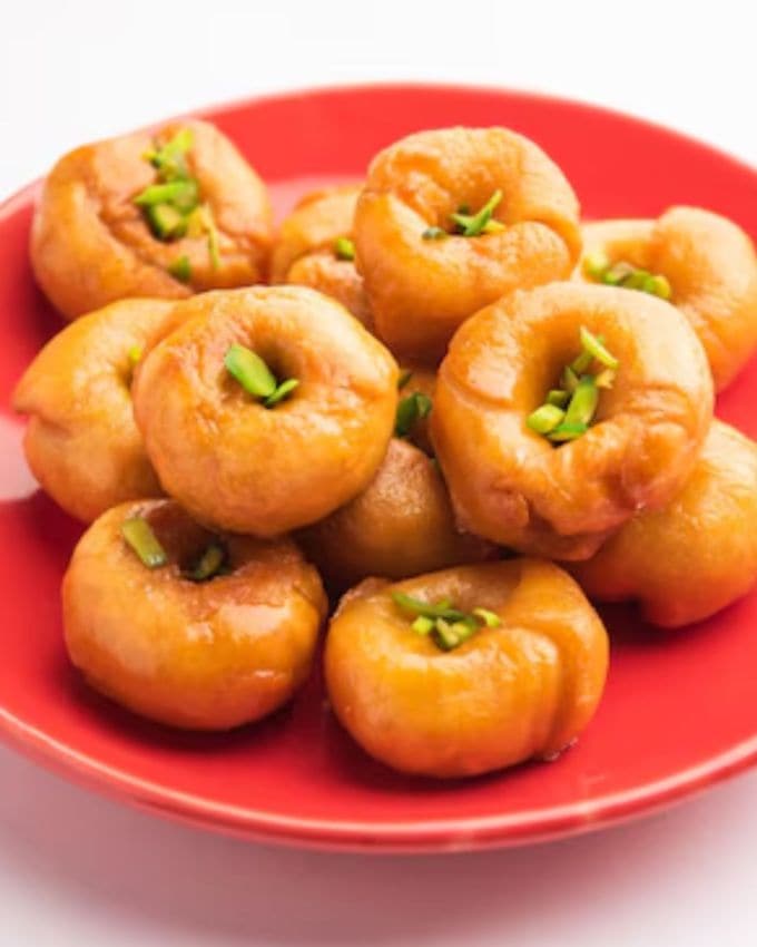 <strong>બાલુ શાહી રેસીપી</strong> : ચાસણી બનાવવા માટે એક પેનમાં ખાંડ અને પાણી ઉકાળો. જ્યારે ખાંડ સંપૂર્ણપણે ઓગળી જાય, ત્યારે તેમાં એલચી પાવડર અને કેસર ઉમેરો. 1-2 તારવાળી ચાસણી બને ત્યાં સુધી રાંધો. પછી ગેસ બંધ કરો અને ચાસણીને ઠંડુ થવા માટે બાજુ પર રાખો.