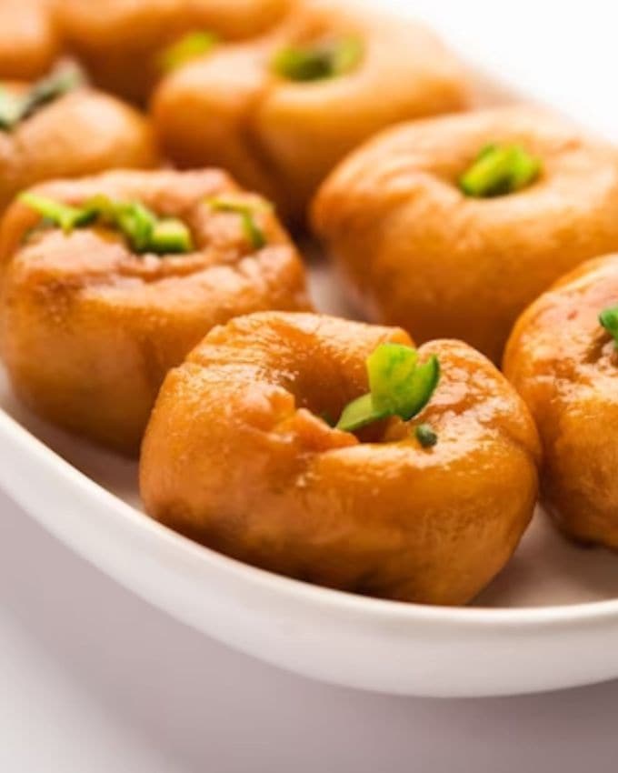 <strong>બાલુ શાહી રેસીપી :</strong> એક કડાઈમાં ઘી અથવા તેલ ગરમ કરો. તેલ ગરમ થાય એટલે તેમાં ધીમે ધીમે બાલુશાહી ઉમેરો અને મધ્યમ તાપ પર સોનેરી અને ક્રિસ્પી થાય ત્યાં સુધી તળો. જ્યારે બધી બાલુશાહી સારી રીતે તળાઈ જાય, ત્યારે તેને તેલમાંથી બહાર કાઢીને તૈયાર કરેલી ચાસણીમાં નાખો. તેને ચાસણીમાં ૨-૩ મિનિટ માટે ડુબાડો જેથી તે ચાસણી સારી રીતે શોષી લે. હવે તમારી સ્વાદિષ્ટ બાલુશાહી તૈયાર છે. તેને ગરમ કે ઠંડુ સર્વ કરો.