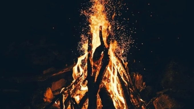 <strong>holika dahan 2025</strong> : હોળી ફક્ત રંગોનો તહેવાર નથી, પરંતુ તે બુરાઇ પર અચ્છાઇનું જીતનું પણ પ્રતીક છે. આ દિવસે હોલિકા દહનની પરંપરા કરવામાં આવે છે, જેમાં લાકડાની સાથે, છાણા પણ સળગાવવામાં આવે છે. (Photo Source: Pinterest)