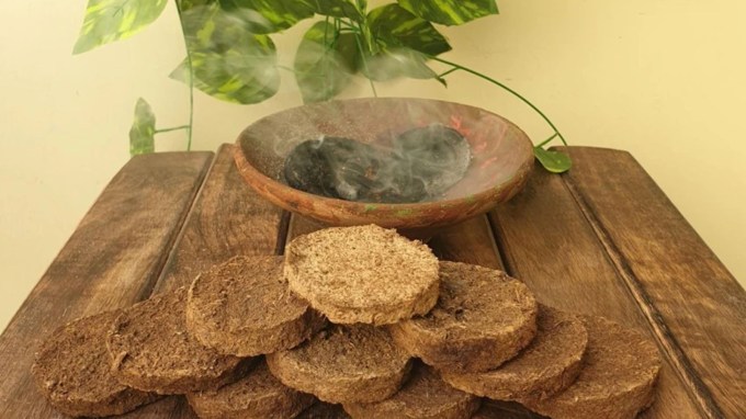 <strong>નકારાત્મક ઉર્જાનો નાશ</strong> : એવું માનવામાં આવે છે કે જ્યારે ગાયના છાણા બાળવામાં આવે છે, ત્યારે તેમાંથી નીકળતી ઉર્જા દુષ્ટ શક્તિઓનો નાશ કરે છે. આ જ કારણ છે કે તંત્ર-મંત્રમાં પણ ગાયના છાણનું વિશેષ મહત્વ છે. (Photo Source: Pinterest)