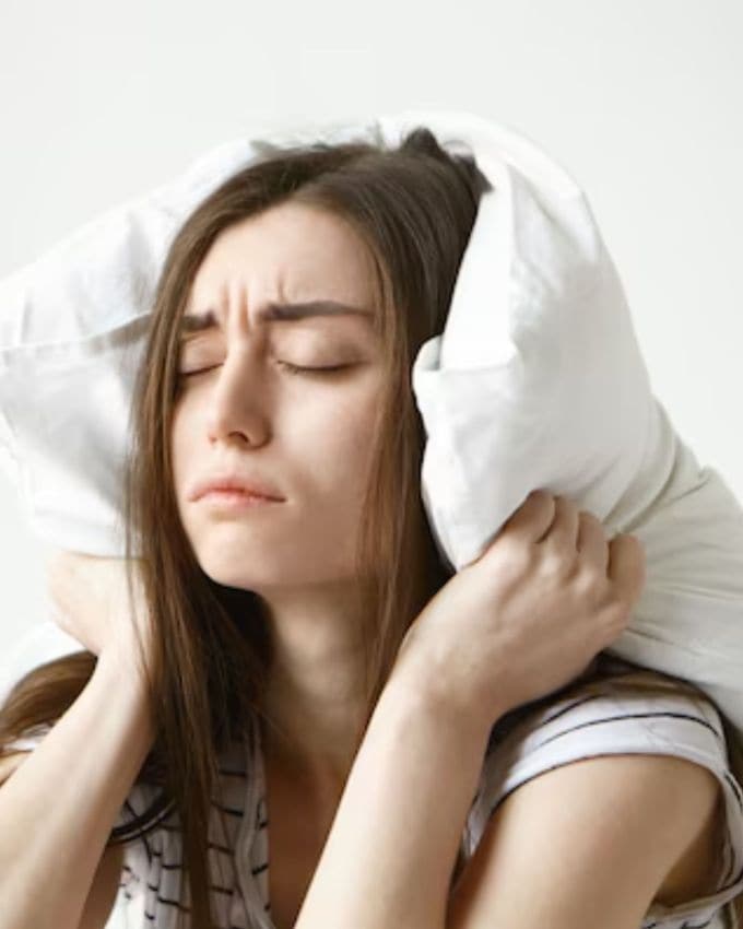 આયુર્વેદ અનુસાર, શરીર અને મનને સંતુલિત કરવા માટે સારી ઊંઘ ખૂબ જ મહત્વપૂર્ણ છે. જો તમને ઊંઘ ન આવવામાં તકલીફ પડી રહી છે, તો તેના ઘણા કારણો હોઈ શકે છે. આજના વ્યસ્ત જીવનમાં, ઘણા લોકોને તણાવ, ચિંતા અને ખોટી દિનચર્યાને કારણે અનિદ્રાની સમસ્યા થાય છે.