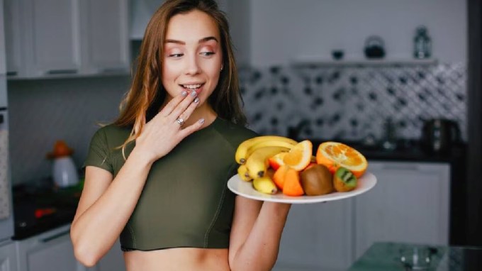 કેલરી પ્રતિબંધ વજન ઘટાડી શકે છે, ખાસ કરીને વધુ વજનવાળા અથવા મેદસ્વી વ્યક્તિઓમાં, જો તેઓ ઉપવાસ કર્યા વિના સંતુલિત આહાર લે છે. આ પદ્ધતિ રોગપ્રતિકારક શક્તિ વધારે છે, કોલેસ્ટ્રોલ અને બ્લડ પ્રેશર ઘટાડે છે, અને આંતરડાના સૂક્ષ્મજીવાણુઓ અને હોર્મોન્સનું સંતુલન સુધારે છે. (તસવીર: Freepik)