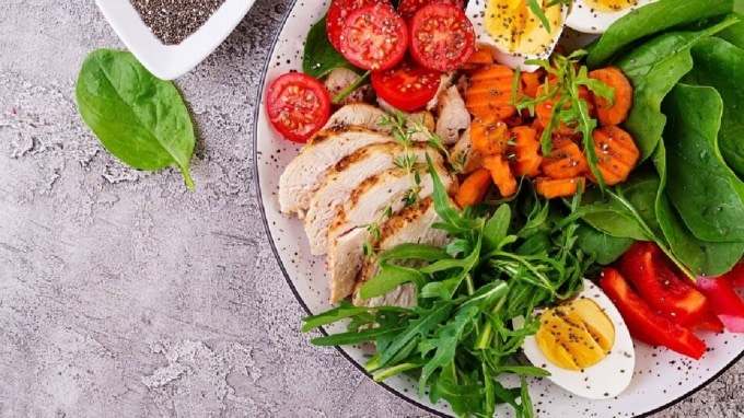 <strong>ઉપવાસ દરમિયાન પાણીનું પ્રમાણ ગોગ્ય રાખવું.</strong><br>તમારા શરીરને સાંભળો અને જરૂર મુજબ સમયગાળો અથવા આવર્તન સમાયોજિત કરો. સંતુલિત આહાર લો. (તસવીર: Freepik)