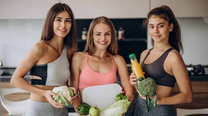 સામાન્ય સ્વાસ્થ્ય સ્થિતિ ધરાવતા લોકોમાં સમયાંતરે ઉપવાસ, અથવા સમય-મર્યાદિત ભોજન, ખાસ કરીને 12 થી 14 કલાકનો ખોરાક વગરનો સમયગાળો, ફાયદાકારક અસરો દર્શાવે છે. (તસવીર: Freepik)