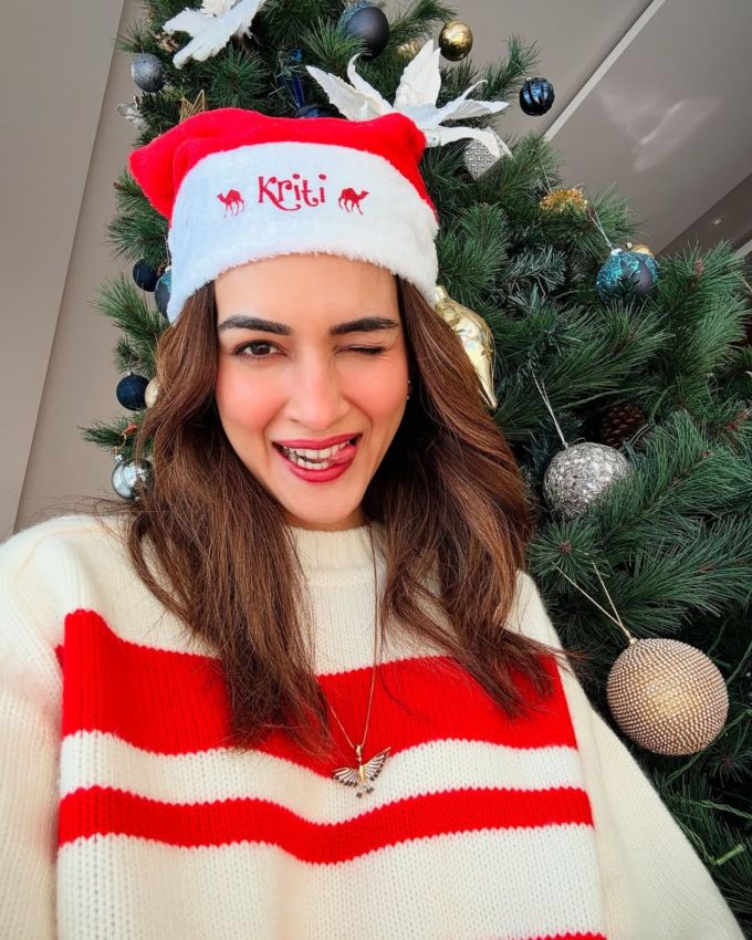 કૃતિ સેનન (Kriti Sanon) એક જાણીતી બોલિવૂડ અભિનેત્રી છે. તેના અભિનયની સાથે, ચાહકો તેની ચમકતી ત્વચાના પણ દિવાના છે. આવી સ્થિતિમાં, દરેક વ્યક્તિ તેની ચમકતી ત્વચાનું રહસ્ય જાણવા માંગે છે. કૃતિ સેનને એક ઇન્ટરવ્યુમાં પોતાની ચમકતી ત્વચાનું રહસ્ય જાહેર કર્યું છે અને કહ્યું છે કે તે બાળપણથી જ આ વાતનું પાલન કરતી આવી છે, જેના કારણે આજે તેની ત્વચા ખૂબ જ સ્વચ્છ અને ચમકતી છે. 