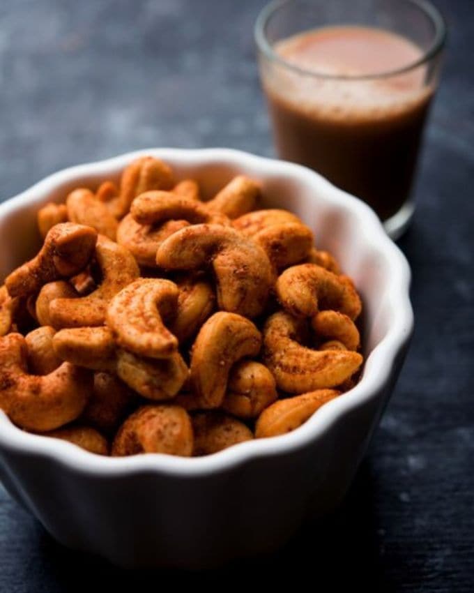 <strong>મસાલા કાજુ રેસીપી</strong> : જો તમે ઈચ્છો તો, તમે તેને એક પેનમાં દેશી ઘી અથવા માખણ ઉમેરીને મધ્યમ તાપ પર પણ તળી શકો છો. પછી તેમાં કાજુ નાખો અને લગભગ 10 મિનિટ સુધી સારી રીતે રાંધો. જો તમે ગેસ પર રસોઈ બનાવી રહ્યા છો, તો કાજુને હલાવતા રહો અને ત્યાં સુધી શેકો જ્યાં સુધી તે ગોલ્ડન બ્રાઉન અને બધી બાજુથી ક્રિસ્પી ન થાય. 