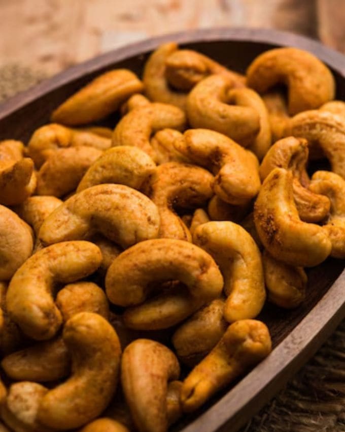 <strong>મસાલા કાજુ રેસીપી</strong> : પહેલા કાજુને સારી રીતે સાફ કરો. આ પછી, એક બાઉલમાં કાજુ અને માખણ નાખો. પછી બંનેને સારી રીતે મિક્સ કરો. આ પછી થોડું સિંધવ મીઠું ઉમેરો અને મિક્સ કરો. પછી ઓવનને પ્રિ હિટ કરો. 