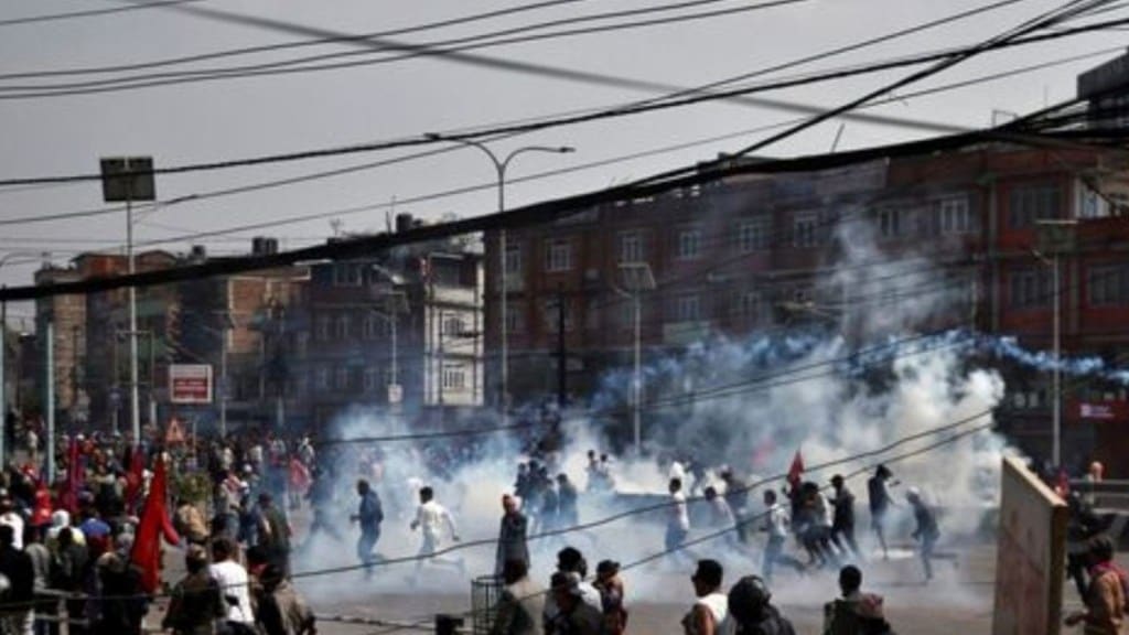 શું નેપાળ ફરીથી હિન્દુ રાષ્ટ્ર બનશે? પોલીસ અને રાજાશાહીની માંગ કરતા સમર્થકો વચ્ચે જોરદાર ઝડપ શું નેપાળ ફરીથી હિન્દુ રાષ્ટ્ર બનશે? પોલીસ અને રાજાશાહીની માંગ કરતા સમર્થકો વચ્ચે જોરદાર ઝડપ