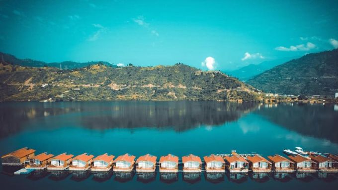 <strong>નવી ટિહરીમાં ફ્લોટિંગ હાઉસમાં રહેવાનો આનંદ</strong><br>નવી ટિહરીમાં એડવેન્ચરનો પણ આનંદ માણી શકાય છે. અહી રિવર સાફ્ટિંગ, ફ્લોટિંગ હાઉસમાં રોકાણ, ટ્રેકિંગ, રોક ક્લાઇબિંગ, પેરાગ્લાઇડિંગ જેવી એડવેન્ચર એક્ટિવની મજા માણવા મળે છે. (Photo: Social Media)