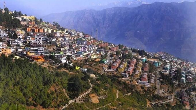 <strong>નવી ટિહરીમાં જોવાલાયક સ્થળ</strong><br>નવી ટિહરી કુદરતી સૌંદર્યથી ભરપૂર ફરવા માટે શ્રેષ્ઠ સ્થળ છે. ઘરની આસપાસ બનેલી સીડી પરથી પસાર થતી વખતે લોકો પહાડી સંસ્કૃતિ અને લોકજીનને નજીકથી માણે છે. નવી ટિહરીનું મનમોહક વાતાવરણ પ્રવાસીઓને શાંતિ આપે છે. અહીં ભાગીરથીપુરમ્, ડોબરા ચાંઠી પુલ, રાનીચૌરી, બાદશાહી થૌલ, ચંબા, બુઢા કેદાર મંદિર, ધનોલ્ટી, કેમ્પટી ફાલ, દેવપ્રયાગ જેવા ઘણા ફરવા લાયક અને દર્શનીય સ્થળો છે. (Photo: Social Media)