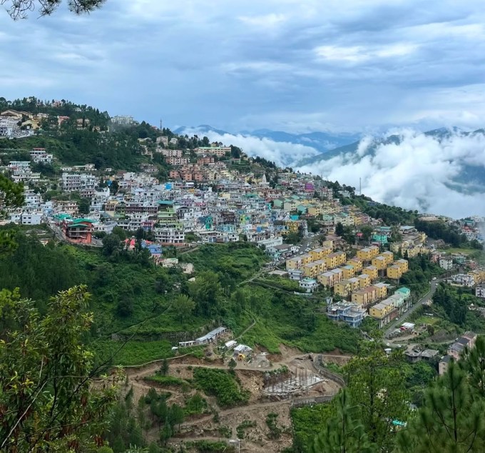 <strong>નદી સંગમ પર વસેલું નવી ટિહરી શહેર</strong><br>નવી ટિહરી શહેર અદભુત કુદરતી સુંદરતા ધરાવે છે. નવી ટિહરી શહેર ભગીરથી અને ભિલંગના નદીના સંગમ પર બનેલા દેશના સૌથી ઉંચા ટિહરી ડેમ નજીક વસેલું છે. ટિહરી ડેમ નજીક પર્વતોમાં વસેલું આ શહેર ખરેખર અદભૂત જગ્યા છે. (Photo: Social Media)