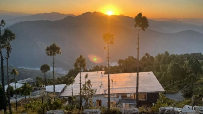 <strong>પહાડી ભોજનનો સ્વાદ</strong><br>ઉત્તરાખંડના પ્રવાસ દરમિયાન તમે પહાડી ભોજનનો સ્વાદ માણવા મળશે. નવી ટિહરીમાં ભટની દાળ અને અન્ય પહાડી વાનગીઓ ઘણી પ્રખ્યાત છે. અહીં હિમ વર્ષા જોવા માટે દેશ વિદેશમાંથી પ્રવાસીઓ આવે છે. (Photo: Social Media)