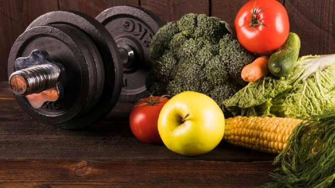 <strong>તમારા શારીરિક અને માનસિક સ્વાસ્થ્યનું ધ્યાન રાખો.</strong><br>તળેલા ખોરાક, ખાંડવાળા ખોરાક અને ખૂબ પ્રોસેસ્ડ ખોરાક ટાળો. કારણ કે - તેનાથી બેચેની, સુસ્તી અને બ્લડ સુગરનું સ્તર વધી શકે છે. (તસવીર: Freepik)