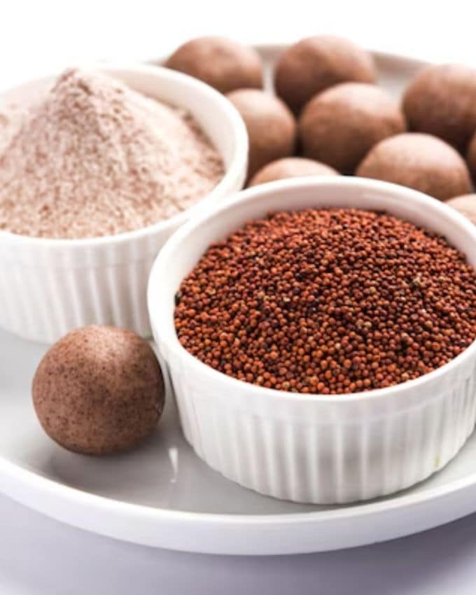 આખા અનાજ અથવા મિલેટ બ્લડ સુગરને ઘણી હદ સુધી નિયંત્રિત કરી શકે છે. રાગી રોટલી એક એવો સ્વસ્થ વિકલ્પ છે, જે માત્ર બ્લડ સુગરને નિયંત્રિત કરવામાં મદદ કરે છે, પરંતુ અન્ય ઘણા સ્વાસ્થ્ય લાભો પણ પૂરા પાડે છે.