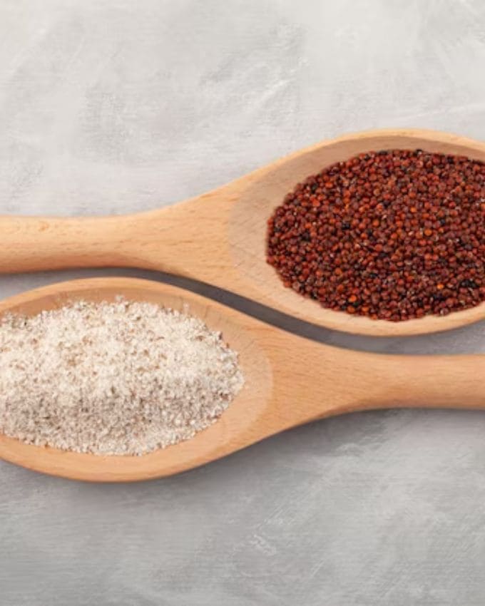 <strong>રાગી રોટી કેવી રીતે બનાવવી? </strong>એક વાસણમાં રાગીનો લોટ, ઘઉંનો લોટ અને મીઠું મિક્સ કરો. હુંફાળા પાણીની મદદથી લોટ ભેળવો અને તેને ૧૦-૧૫ મિનિટ માટે ઢાંકીને રાખો. હવે નાના ગોળા બનાવો અને તેને રોલ કરો. રોટલીને ગરમ તવા પર મૂકો અને તેને બંને બાજુ સારી રીતે શેકો. ઘી કે બટર લગાવીને ગરમાગરમ પીરસો.