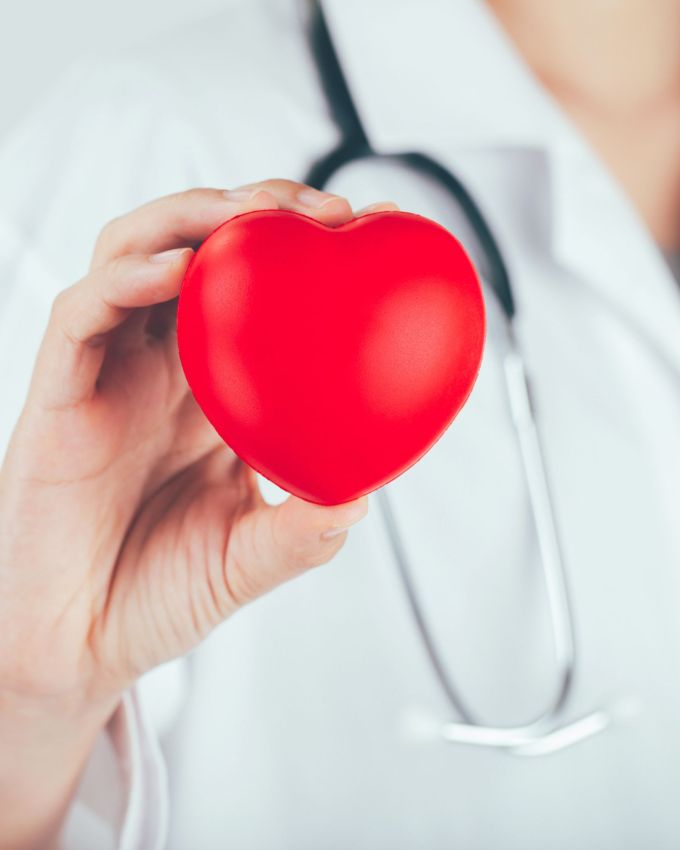 <strong>હૃદય માટે ફાયદાકારક</strong> : રાગીમાં હાજર ફાઇબર અને એન્ટીઑકિસડન્ટ કોલેસ્ટ્રોલના લેવલને નિયંત્રણમાં રાખે છે, જેનાથી હૃદય રોગનું જોખમ ઓછું થાય છે. તે બ્લડ પ્રેશરને સંતુલિત રાખવામાં પણ મદદ કરે છે. 