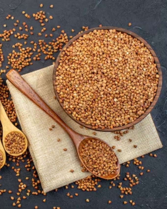 <strong>ડાયટમાં રાગીનો સમાવેશ કેવી રીતે કરવો? </strong>રાગીના લોટનો ઉપયોગ કરીને રોટલી બનાવો અને તેને નિયમિતપણે ખાઓ. તેનો ઉપયોગ ઘઉંના લોટમાં ભેળવીને પણ કરી શકાય છે. રાગીને ઢોસા, લાડુ, ઈડલી કે ચીલા બનાવીને પણ ખાઈ શકાય છે. 