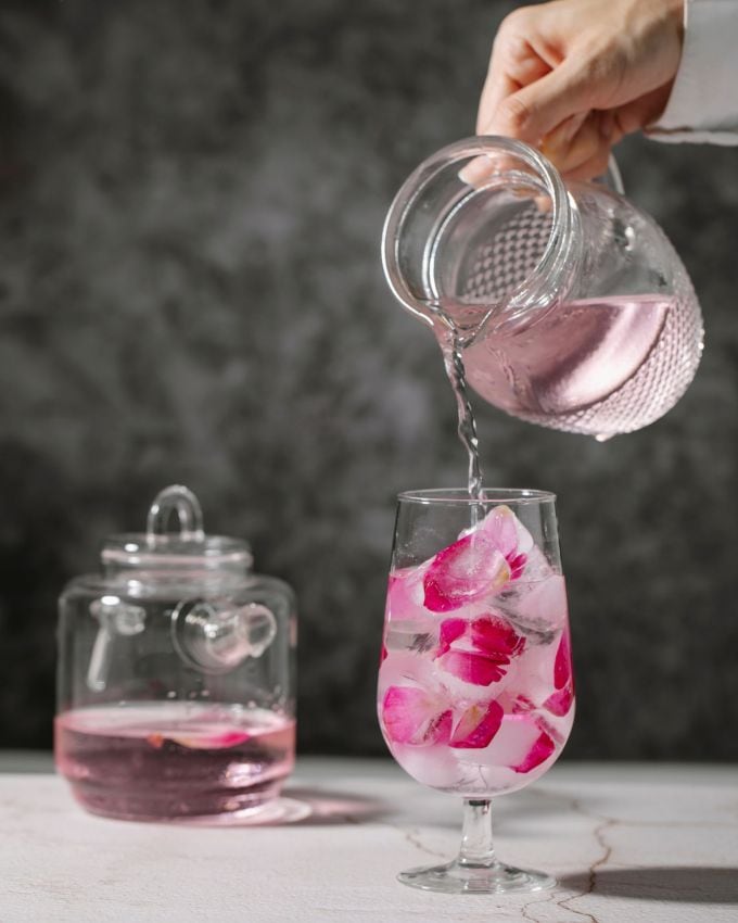 <strong>કૃતિ સેનન સિક્રેટ વસ્તુ </strong>: અભિનેત્રીએ જણાવ્યું કે બાળપણથી જ તે ગુલાબજળમાં ગ્લિસરીનના ટીપાં ભેળવીને ચહેરા પર લગાવતી આવી છે. તે રાત્રે સૂતા પહેલા નિયમિતપણે તેનો ઉપયોગ કરે છે અને સવારે હુંફાળા પાણીથી ચહેરો ધોઈ નાખે છે. કૃતિએ આગળ કહ્યું કે આ એવી વસ્તુ છે જે તમે ખૂબ જ સરળતાથી મેળવી શકો છો. તેથી, તમે તેને તમારા સ્કિનકેર રૂટિનમાં સરળતાથી સામેલ કરી શકો છો.