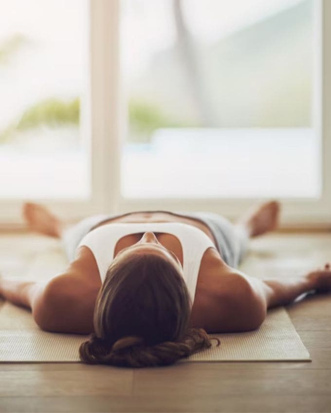 <strong>શવાસન </strong>: આ આસન માટે, સૌ પ્રથમ જમીન પર સીધા સૂઈ જાઓ, પછી તમારા હાથ અને પગને થોડા ફેલાવો, હવે તમારી આંખો બંધ કરો અને તમારા શરીરને સંપૂર્ણપણે ઢીલું છોડી દો, 5-10 મિનિટ સુધી આ સ્થિતિમાં રહો અને ઊંડા શ્વાસ લેતા રહો. આ આસન તમારા શરીરને સંપૂર્ણ આરામ આપે છે, તણાવ અને ચિંતા ઘટાડીને ઊંઘ લાવવામાં મદદ કરે છે અને મનને શાંત રાખે છે.