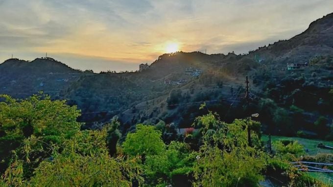 <strong>Shoghi Hill Station : શોગી હિલ સ્ટેશન</strong><br>હિમાચલ પ્રદેશમાં ઘણા હિલ સ્ટેશન છે, જ્યાં પ્રવાસીઓ ઉનાળાની ગરમીથી બચવા ફરવા જાય છે. ઉત્તરાખંડમાં પણ એક ચઢિયાતા એક હિલ સ્ટેશન છે. શિમલા કુલુ મનાલી સૌથી વધુ પ્રખ્યાત હિલ સ્ટેશન છે. અમુક ઓછા જાણીતા હિલ સ્ટેશન છે જે ઘણા સુંદર અને આકર્ષક છે. અહીં દિલ્હીથી 4 કલાકના અંતરે આવેલા એક સુંદર હિલ સ્ટેશન જાણકારી આપી છે. (Photo: Social Media)