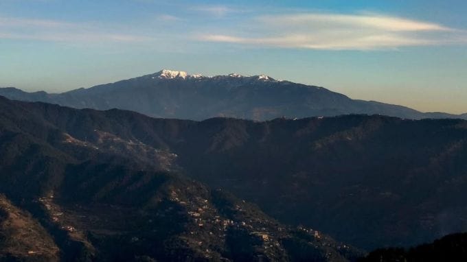 <strong>ફળોની નગરી એટલે શોગી હિલ સ્ટેશન<br>ખાસ વાત એ છે કે, શોગી હિલ સ્ટેશન જોવાલાયક સ્થળોની સાથે સાથે ખેતી અને બગીચા માટે પણ પ્રખ્યાત છે. શો</strong>ઘીમાં ઘણા પ્રકારના ફળો ઉગાડવામાં આવે છે. તાજા ફળોનો રસ અહીં પીવાની પ્રવાસીઓને મજા પડે છે. તમે શોગીમાં ફળોના બગીચામાં ફરવા જઇ શકો છો. આખા વર્ષ દરમિયાન શોગી હિલ સ્ટેશન પર વાતાવરણ મજેદાર રહે છે. નવેમ્બરથી જાન્યુઆરી દરમિયાન અહીં હિમ વર્ષાનો આનંદ માણવ મળે છે. (Photo: Social Media)