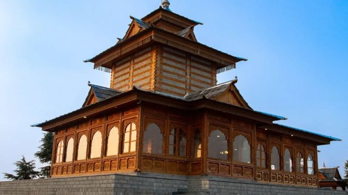 <strong>શોગી હિલ સ્ટેશન પર જોવાલાયક સ્થળ</strong><br>હિમાચલ પ્રદેશનું શોગી હિલ સ્ટેશન ઓછુ જાણીતું પણ આકર્ષક હિલ સ્ટેશન છે. દિલ્હીથી શોગી હિલ સ્ટેશન 4 કલાકના અંતરે આવેલું છે. શોગી હિલ સ્ટેશનને સિટી ઓફ ટેમ્પલ પણ કહેવાય છે. અહીં 250 વર્ષ જૂનું તારા દેવી મંદિર આવેલું છે. ઉપરાંત શોઘીમાં હનુમાન મંદિર, જાખૂ હિલ, કાલી માતા મંદિર, કંડાઘાટ જેવા ઘણા પૌરાણિક મંદિરો દર્શનીય છે. (Photo: Social Media)