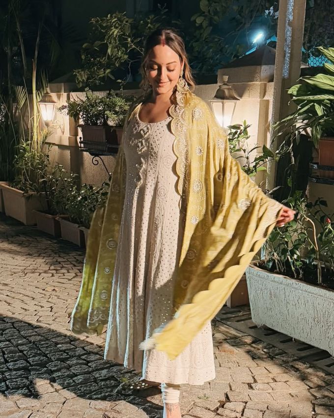 <strong>સોનાક્ષી સિંહા ફેશન</strong> : સોનાક્ષી સિંહાની ફેશન પસંદગીઓ આપણને શીખવે છે કે કોઈપણ પરંપરાગત પોશાકને ક્લાસી અને ટ્રેન્ડી કેવી રીતે બનાવવો. તેમનો લુક ખાસ કરીને એવી સ્ત્રીઓ માટે પ્રેરણારૂપ છે જે ઓછામાં ઓછી છતાં ભવ્ય ફેશન પસંદ કરે છે. જો તમે પણ કોઈપણ ફંક્શન કે તહેવાર માટે સ્ટાઇલિશ એથનિક લુક શોધી રહ્યા છો, તો તમે સોનાક્ષી જેવા સુટ પહેરી શકો છો. 