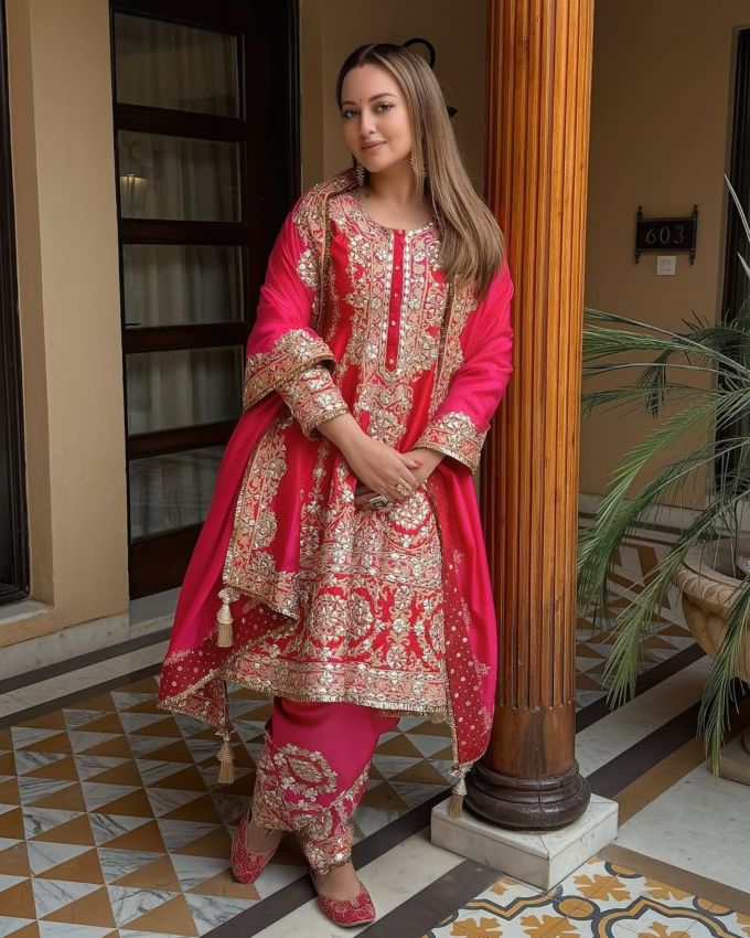 <strong>સોનાક્ષી સિંહા ફેશન :</strong> સોનાક્ષી સિંહાના આ ફોટા એ વાતનો પુરાવો છે કે પરંપરાગત પોશાક હંમેશા સ્ટાઇલિશ અને ક્લાસી દેખાઈ શકે છે, તમારે ફક્ત તેને યોગ્ય રીતે કેવી રીતે સ્ટાઇલ કરવો તે જાણવાની જરૂર છે. સફેદ અનારકલી અને લીલા દુપટ્ટાનો તેમનો લુક બધી ઉંમરની સ્ત્રીઓ માટે યોગ્ય છે. જો તમે પણ કોઈ ખાસ પ્રસંગે અલગ દેખાવા માંગતા હો, તો સોનાક્ષી સિંહાનો આ એથનિક લુક ચોક્કસ ટ્રાય કરો.