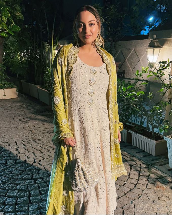 <strong>સોનાક્ષી સિંહા ટ્રેડિશનલ લુક :</strong> <a href="https://gujarati.indianexpress.com/about/sonakshi-sinha/" data-type="URL" data-id="https://gujarati.indianexpress.com/about/sonakshi-sinha/">સોનાક્ષી સિંહા</a> નો આ લુક પરંપરાગત પોશાકને કેવી રીતે સુંદર રીતે સ્ટાઇલ કરી શકાય છે તેનું ઉત્તમ ઉદાહરણ છે. સફેદ અનારકલી સુટ્સ તેમની સરળતા અને ક્લાસિક ડિઝાઇનને કારણે દરેક પ્રસંગ માટે એક શ્રેષ્ઠ પસંદગી બની શકે છે. લગ્ન હોય, કૌટુંબિક કાર્યક્રમ હોય કે કોઈ તહેવાર હોય, આ પ્રકારના આઉટફિટ તમને દરેક પ્રસંગે અલગ તરી શકે છે.