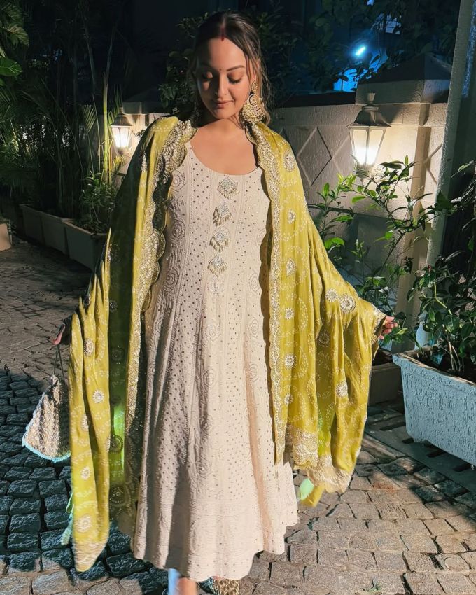 <strong>સોનાક્ષી સિંહા ટ્રેડિશનલ લુક :</strong> આ લુકની ખાસિયત ફક્ત સફેદ અનારકલી જ નહીં પણ તેનો રેશમી દુપટ્ટો પણ હતો. જે તેણીને વધુ સુંદર બનાવી રહી હતી. દુપટ્ટા પરનું સુંદર ભરતકામ અને સુંદર કામ તેને વધુ ખાસ બનાવી રહ્યું હતું. તેણે તેને ખૂબ જ અલગ રીતે પોતાના ખભા પર સેટ કર્યો છે જેથી તેમનો લુક રોયલ દેખાય. 