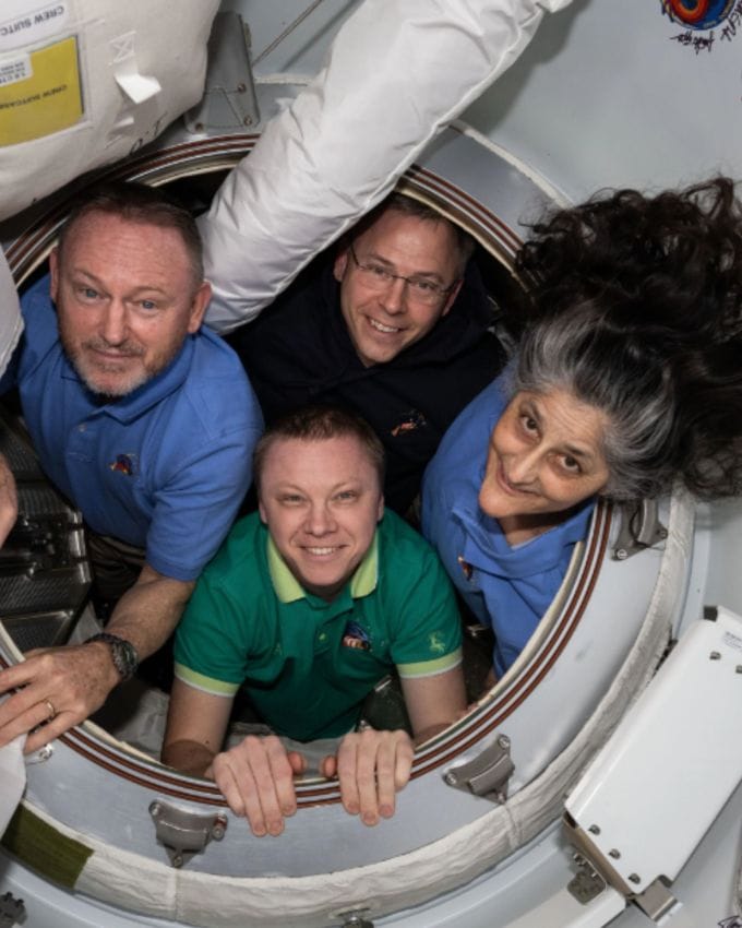 યુએસ સ્પેસ એજન્સી નાસા (NASA) અવકાશયાત્રી સુનિતા વિલિયમ્સે (Sunita Williams) તેમના સાથીદારો સાથે 9 મહિના પછી આંતરરાષ્ટ્રીય અવકાશ મથક (ISS) થી પૃથ્વી પર સફળતાપૂર્વક ઉતરાણ કર્યું છે. તે ફ્લોરિડા કિનારે સ્પેસએક્સ કેપ્સ્યુલ દ્વારા પૃથ્વી પર પહોંચી હતી, જેના વીડિયો નાસા દ્વારા બહાર પાડવામાં આવ્યા છે. પૃથ્વીથી 254 માઇલ ઉપર સ્થિત આંતરરાષ્ટ્રીય અવકાશ મથક (ISS) લગભગ 25 વર્ષથી વિશ્વભરના અવકાશયાત્રીઓનું આયોજન કરી રહ્યું છે. ભારત અને અમેરિકા સુનિતા વિલિયમ્સના પૃથ્વી પર આગમનની ઉજવણી કરી રહ્યા છે