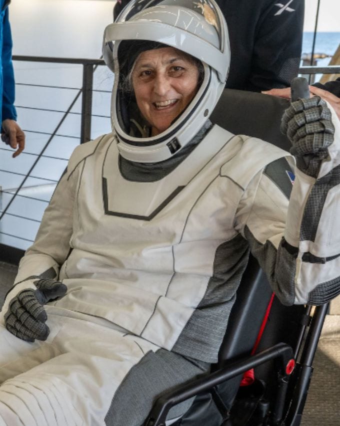 <strong>પડકારો :</strong> મહિનાઓ સુધી અવકાશમાં રહેવાથી સ્નાયુઓ અને હાડકાંમાં નબળાઈ આવે છે, પ્રવાહીમાં ફેરફાર થાય છે જેના કારણે કિડનીમાં પથરી, દ્રષ્ટિની સમસ્યાઓ અને પૃથ્વીના ગુરુત્વાકર્ષણ પર પાછા ફર્યા પછી શારીરિક સંતુલન પાછું મેળવવામાં મુશ્કેલી પડી શકે છે. જોકે, નાસા પાસે આ બધી સમસ્યાઓનો સામનો કરવા માટે પહેલેથી જ એક સંપૂર્ણ યોજના તૈયાર છે.