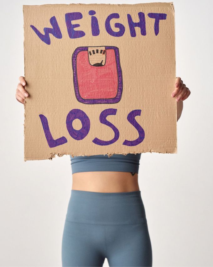 <strong>વેઇટ લોસ કંટ્રોલ : </strong>વજન ઓછું કરવા માંગતા લોકો માટે રાગી રોટલી એક શ્રેષ્ઠ વિકલ્પ છે. તેમાં રહેલા ફાઇબરનું પ્રમાણ વધુ હોવાથી પેટ લાંબા સમય સુધી ભરેલું રહે છે, જેનાથી ભૂખ ઓછી લાગે છે અને વધુ ખાવાની ઈચ્છા થતી નથી. આ વજન ઘટાડવામાં મદદ કરે છે. રાગીમાં પુષ્કળ પ્રમાણમાં ફાઇબર હોય છે, જે પાચનમાં સુધારો કરે છે. તે કબજિયાતની સમસ્યાને દૂર કરવામાં મદદ કરે છે અને પેટનું સ્વાસ્થ્ય જાળવી રાખે છે.