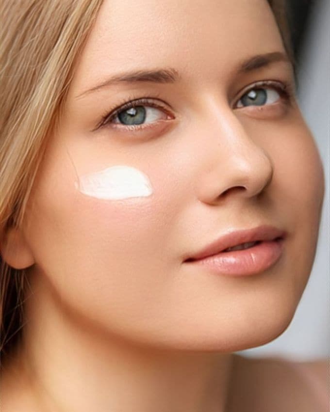 <strong>એસપીએફ 50</strong> : SPF 50 વાળું સનસ્ક્રીન ત્વચાને લગભગ 98.5% હાનિકારક સૂર્ય કિરણોથી સુરક્ષિત કરવામાં સક્ષમ છે. આ SPF સ્તર એવા લોકો માટે છે જેમની ત્વચા ખૂબ જ સંવેદનશીલ હોય છે અથવા જેઓ લાંબા સમય સુધી સૂર્ય કિરણોના સંપર્કમાં રહે છે.