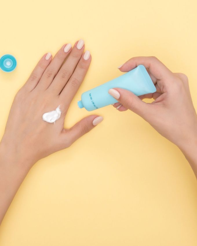 <strong>ક્યુ સનસ્ક્રીન વધુ સારું?</strong> : જેઓ ઘરની અંદર રહે છે તેઓ SPF 30 વાળું સનસ્ક્રીન વાપરી શકે છે. તે દૈનિક ઉપયોગ માટે પૂરતી સુરક્ષા પૂરી પાડે છે અને ત્વચાને હાનિકારક સૂર્ય કિરણોથી રક્ષણ આપે છે. પરંતુ જે લોકોને સૂર્યના સંપર્કમાં રહેવું પડે છે, જેમ કે બહારના કામમાં રોકાયેલા લોકો અથવા રમતગમત કે પિકનિક જેવી બહારની પ્રવૃત્તિઓમાં ભાગ લેતા લોકો માટે SPF 50 વાળું સનસ્ક્રીન વધુ સારું છે.