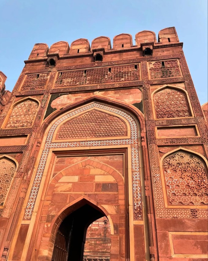 <strong>Agra Fort : આગ્રાનો કિલ્લો</strong><br>તાજમહલથી અઢી કિમી દૂર આગ્રાનો કિલ્લો આવેલો છે, તે પણ યુનેસ્કોન વર્લ્ડ હેરિટેજ યાદીમાં સામેલ છે. બાદશાહ અકબરે વર્ષ 1654માં આગ્રા ફોર્ટનું નિર્માણ કરાવ્યું હતું. આગ્રાના લાલ કિલ્લા તરીકે પ્રખ્યાત આ ફોર્ટમાં ઘણી ઐતિહાસિક અને અદભુત ચીજો જોવા મળશે. અહીં જ વર્ષ 1530માં મુઘલ બાદશાહ હુમાયુનો રાજ્યાભિષેક થયો હતો. આગ્રા કિલ્લા પર ચૌહાણ વંશ, મુઘલો અને છેલ્લે મરાઠાઓએ રાજ કર્યો હતો. (Photo: Social Media)