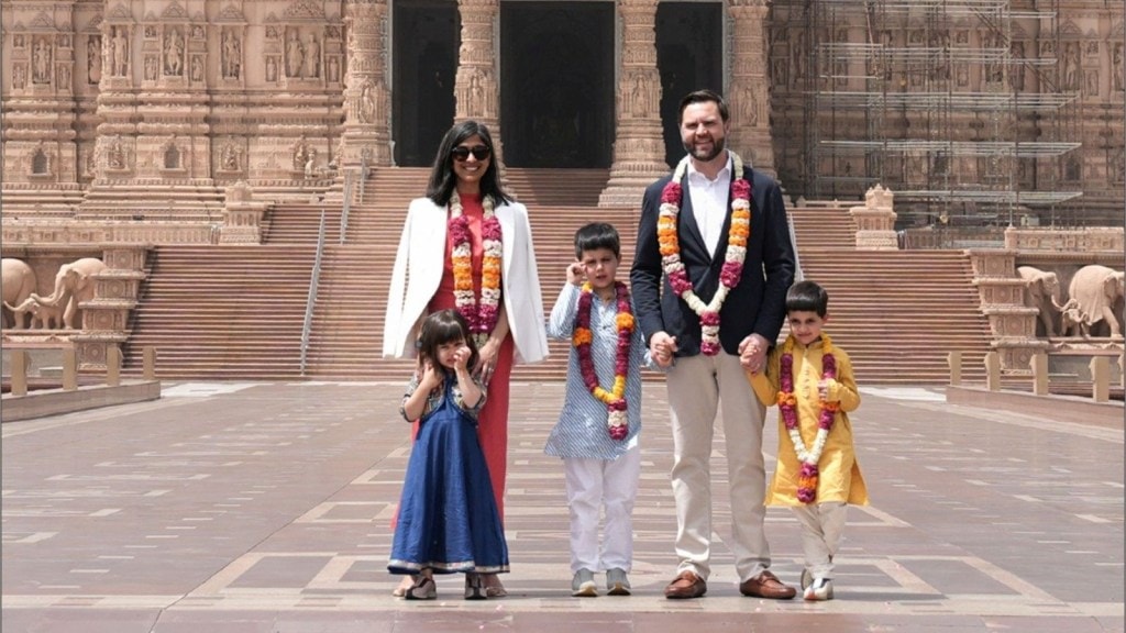 જે ડી વેન્સે પરિવાર સાથે કર્યા અક્ષરધામ મંદિરના દર્શન, ગેસ્ટ બુકમાં ભારતના કર્યા વખાણ