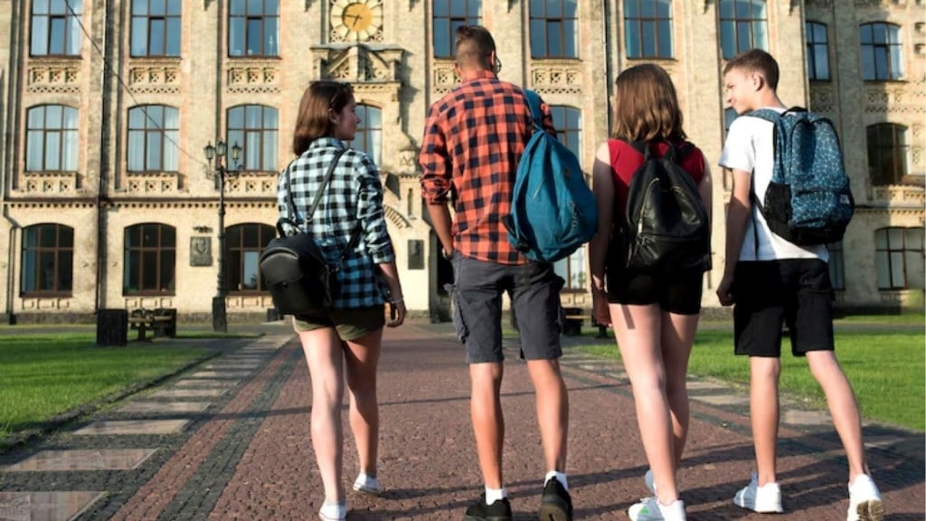 Study in Abroad : ડોનાલ્ડ ટ્રમ્પે એવું તો શું કર્યું કે અમેરિકી વિદ્યાર્થીઓ પરેશાન થયા, હવે US છોડી આ દેશમાં જાય છે ભણવા Study in Abroad : ડોનાલ્ડ ટ્રમ્પે એવું તો શું કર્યું કે અમેરિકી વિદ્યાર્થીઓ પરેશાન થયા, હવે US છોડી આ દેશમાં જાય છે ભણવા