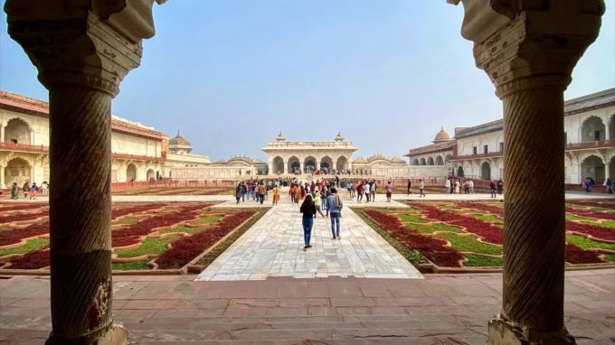 <strong>Anguri Bagh : અંગુરી બાગ</strong><br>ઉનાળામાં આગ્રા ફરવ જાવ તો અંગુરી બાગની ખાસ મુલાકાત લેવી જોઇએ. અંગુરી બાદનું નિર્માણ શારજહાં એ વર્ષ 1637માં કરાવ્યું હતું. અહીં શારજહાં પોતાની બેગમો સાથે આરામ અને જળક્રિડા કરતા હતા. અહીં દ્રાક્ષનો મોટો બગીચો છે, આથી તેનું નામ અંગુરી બાગ પડ્યું છે. (Photo: Social Media)